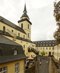 Blick aus dem Karmel in den Innenhof der ehemaligen Abtei. Blick aus dem Karmel in den Innenhof der ehemaligen Abtei.